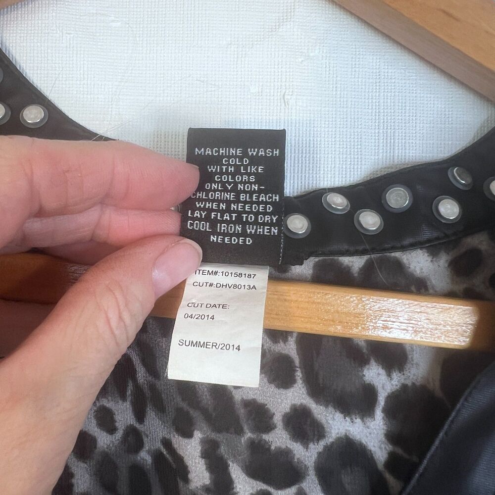 Torrid Studded Neckline Animal Print‎ Blouse Faux Leather Trim Size 0/Large Edgy - Picture 7 of 12